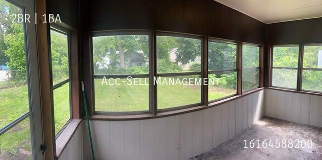 Building Photo - 427 Leonard St NE