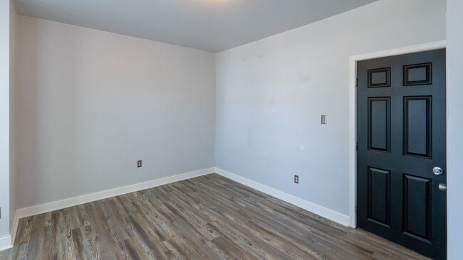 Building Photo - Newly rehabbed 3 bedroom 1.5 bath unit