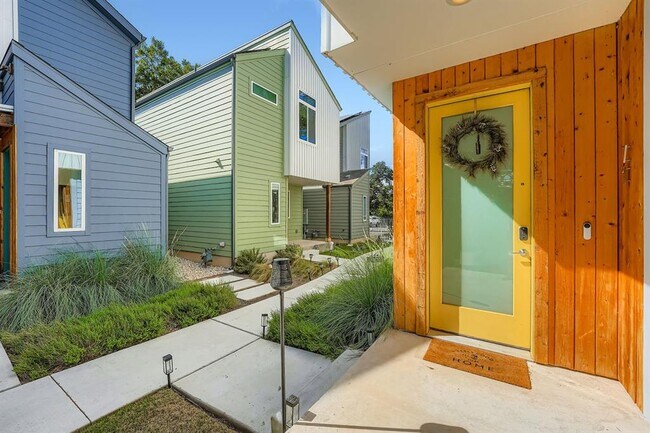 Building Photo - 814 N Bluff Dr