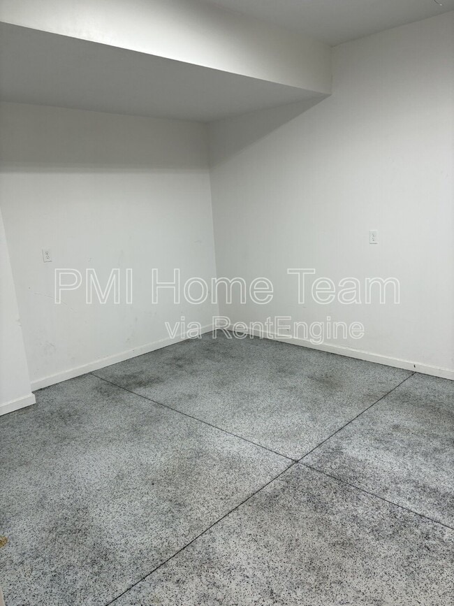 Building Photo - 614 W Cozy Ln