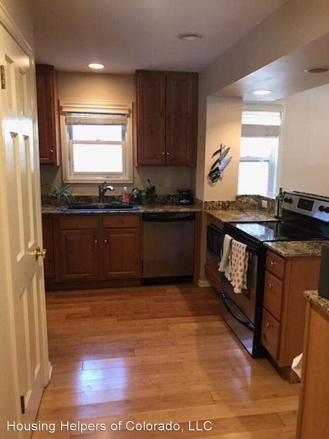 Building Photo - 2 br, 1.5 bath House - 1053 Pine Street #D