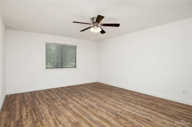 Building Photo - 113 W Tearose Ave