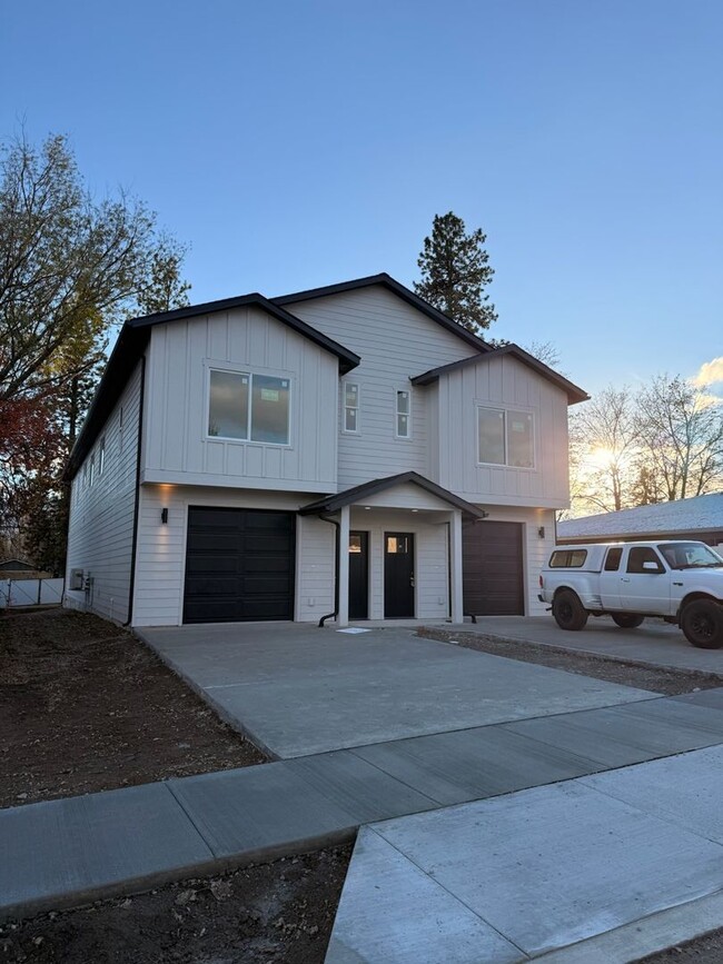 Building Photo - Duplex in Post Falls!