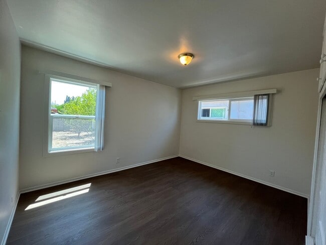 Building Photo - Arleta 3+2 w/walk-in closet, backyard + 2 ...