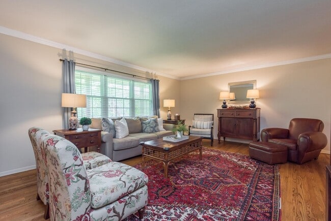 Building Photo - 4BR/ 3BA in West Hills + TWO 2-car garages, screened patio, fenced backyard