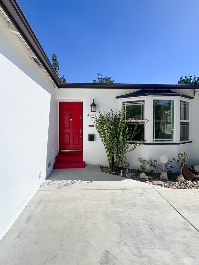 Building Photo - Charming Stand-Alone Home - 3BR/1BA with Parking