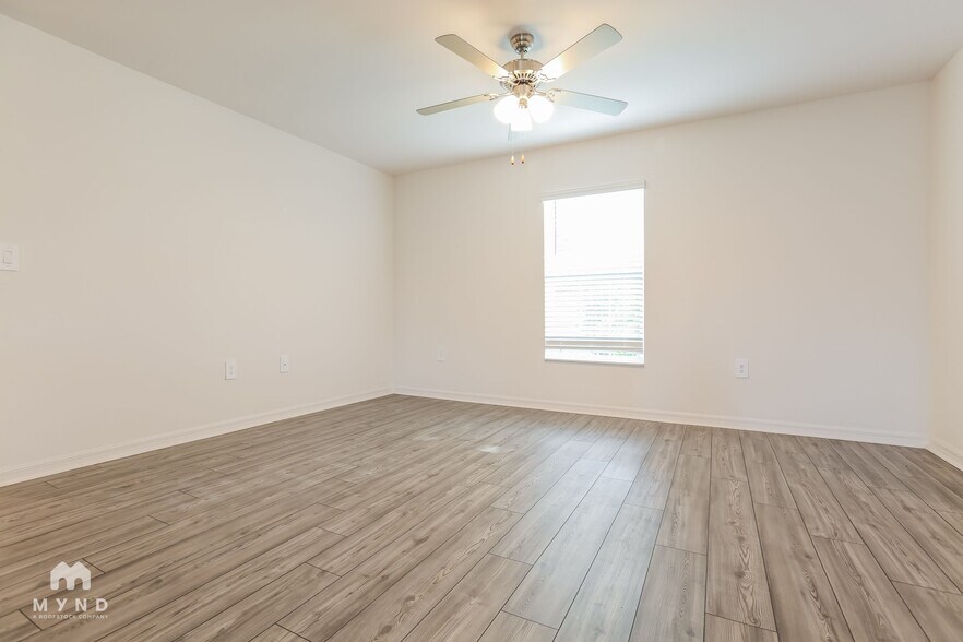 Building Photo - 5725 Centro Ave