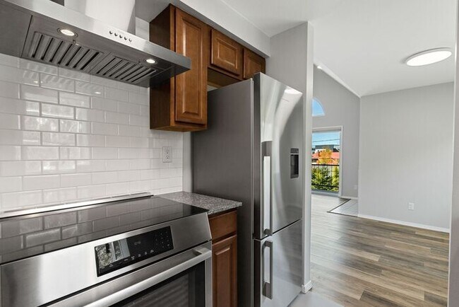 Building Photo - Beautifully Remodeled Top Floor Alki Condo with Views!
