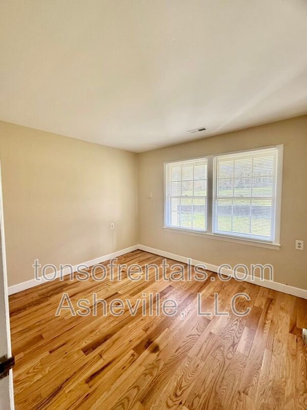 Building Photo - 161 Dogwood Dr