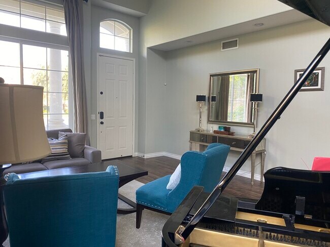 Building Photo - Spacious 4 bedroom in upscale neighborhood