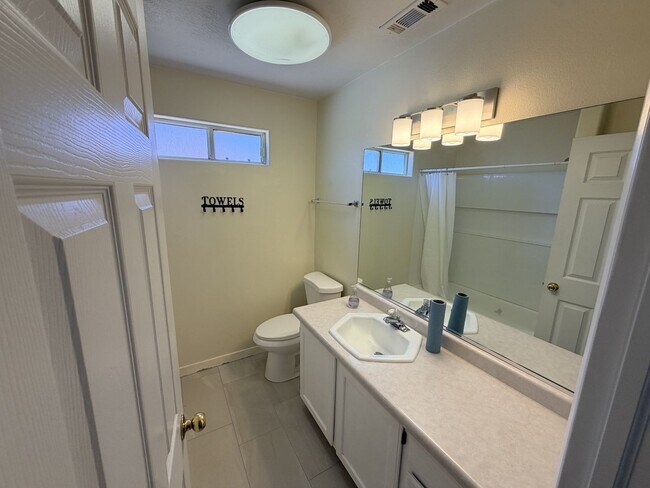 Building Photo - 204 N 2000 E