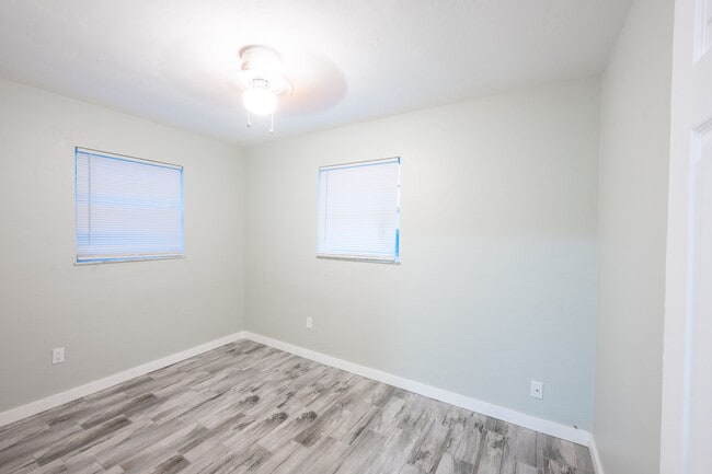 Building Photo - 1011 Bianca Dr NE