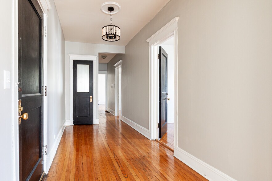 Building Photo - 910 W Belle Plaine Ave