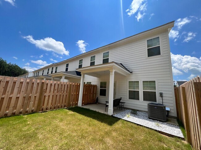 Building Photo - 3BR/2.5 BATH Townhome with Garage & Fenced...