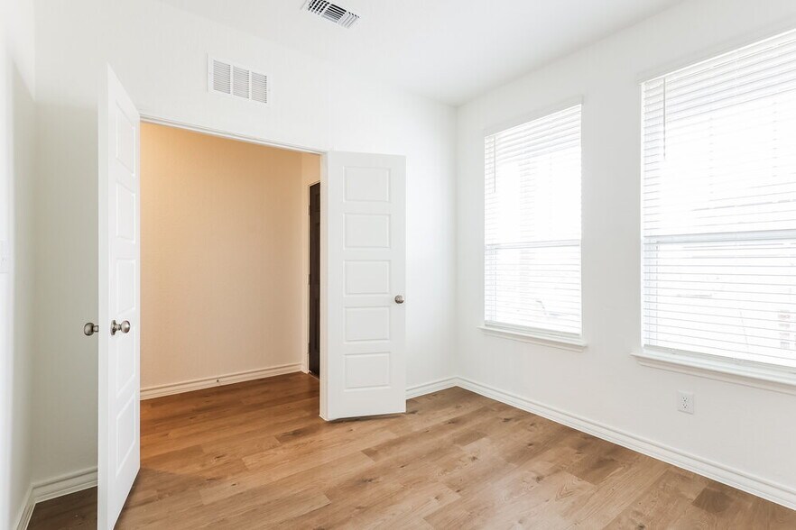 Building Photo - 1194 Casa Luminar