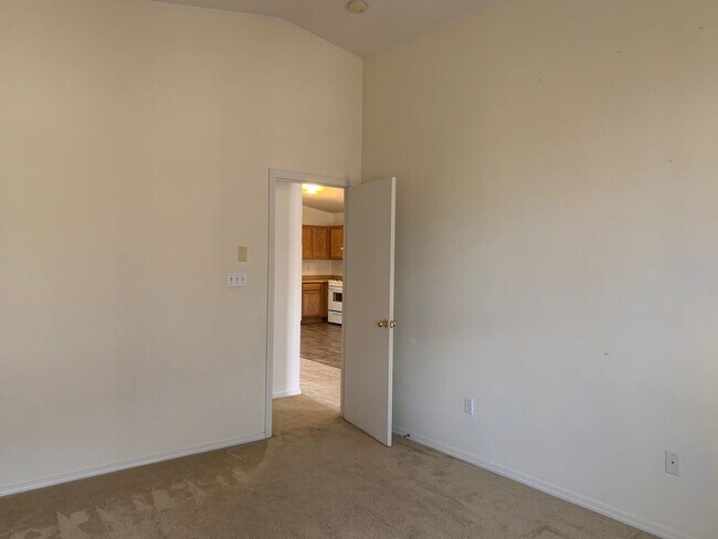 Building Photo - Charming 3 bdrm, 2 bath home