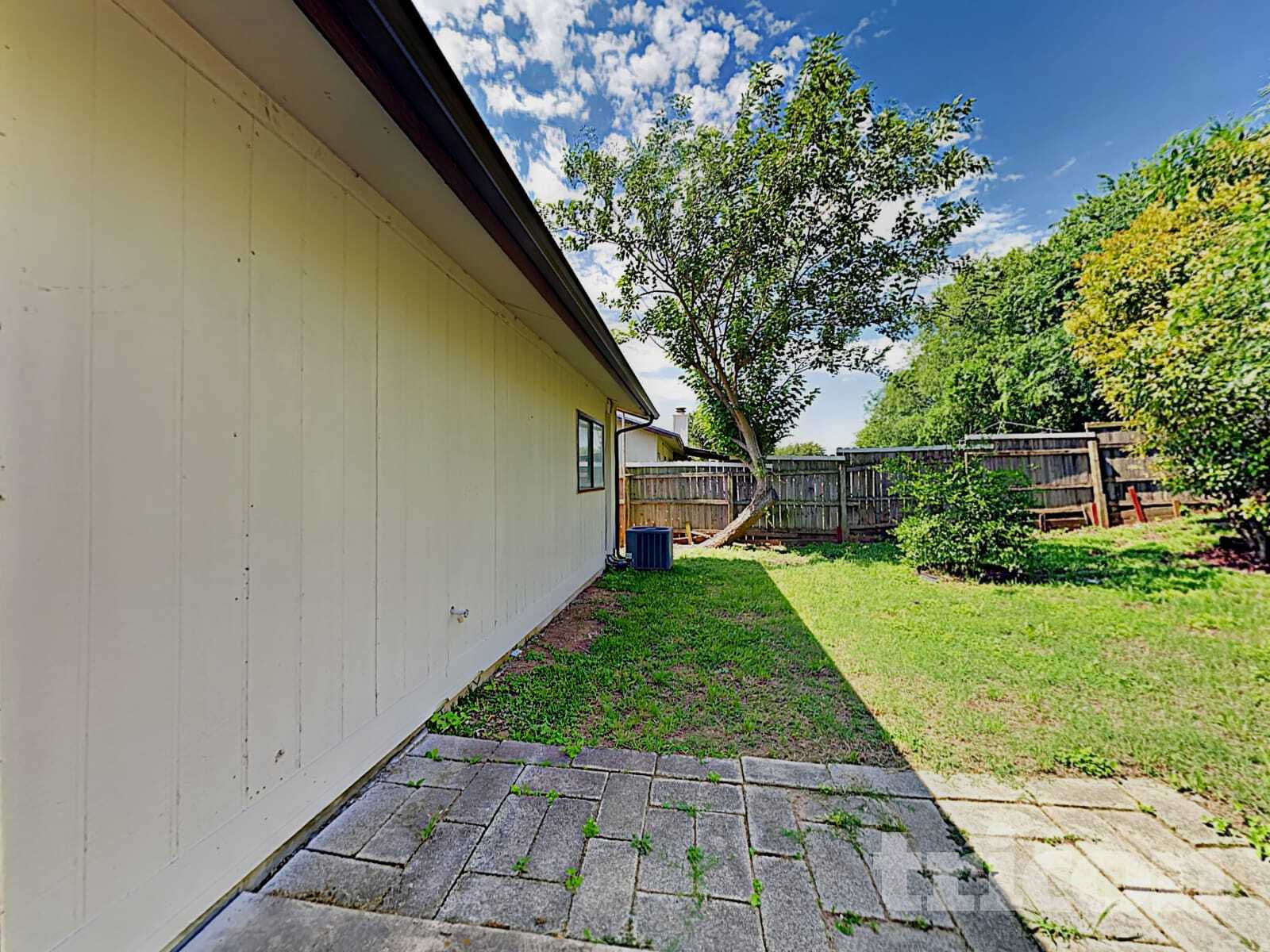 Building Photo - 827 Thornedike Dr