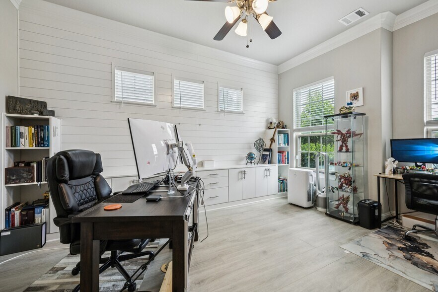 Building Photo - 4871 Lockwood Dr