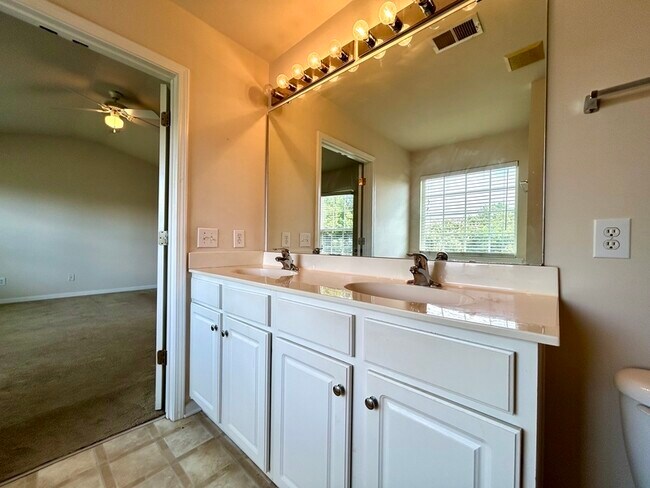 Building Photo - 3029 Azalea Hills Dr