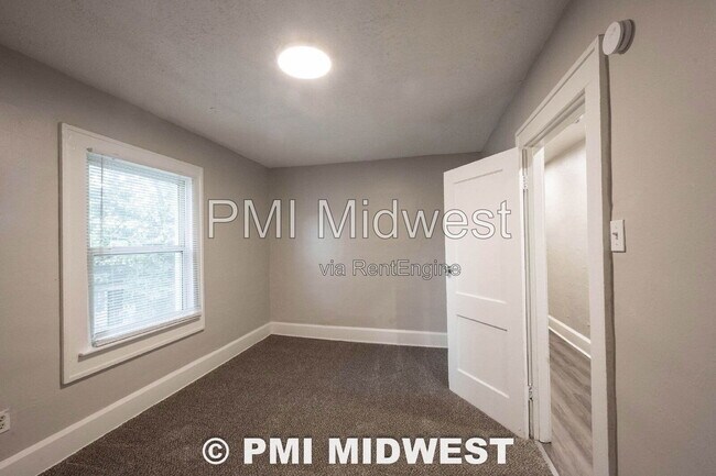 Building Photo - 411 W 40th St