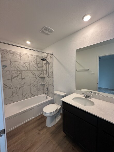 Building Photo - 614 Waterway Ave