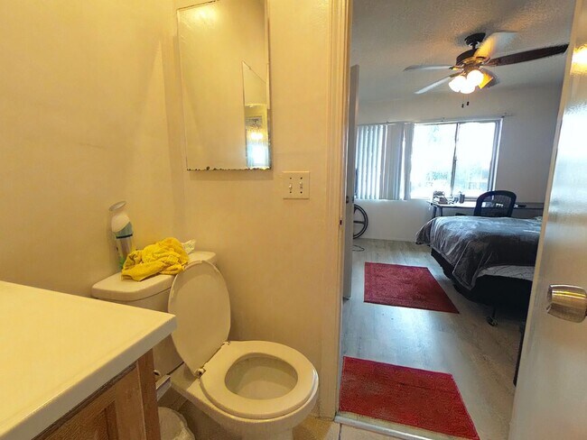 Building Photo - 5 bed 3 bath w/ POOL and Large rooms