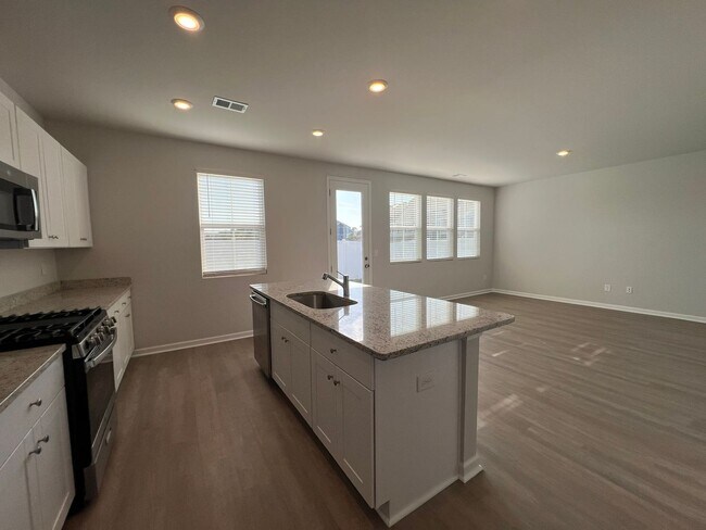 Building Photo - Surfside Beach - 3 bedroom / 2.5 Bathroom Home