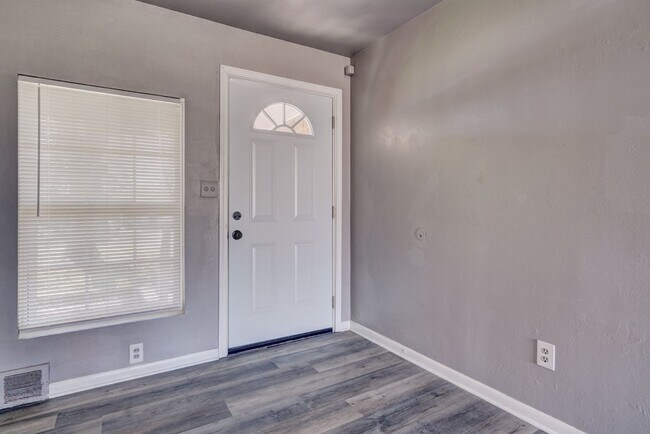 Building Photo - Stunning 3-Bedroom Property / With Shelter