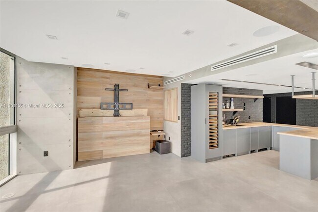 Building Photo - 495 Brickell Ave
