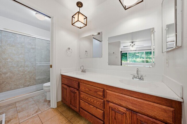 Building Photo - Large Oakland Hills Home With Large Garage/Yard +Laundry Hook-Ups!