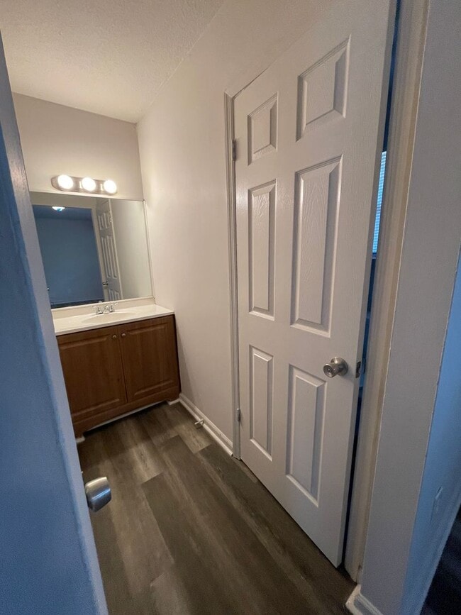 Building Photo - Beautifully renovated 3 bedroom 2.5 Bath