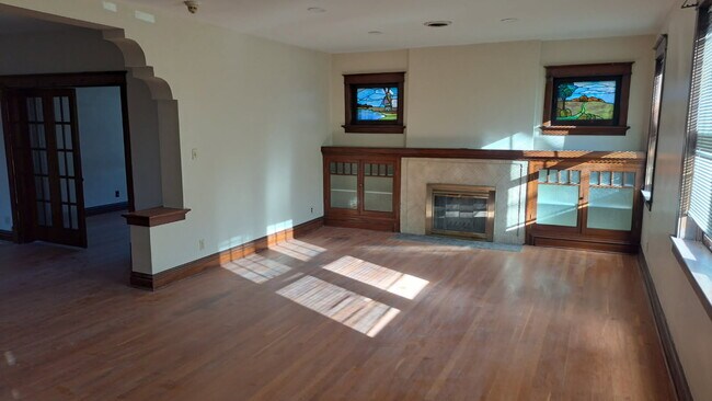 Building Photo - 5301 S Broadway