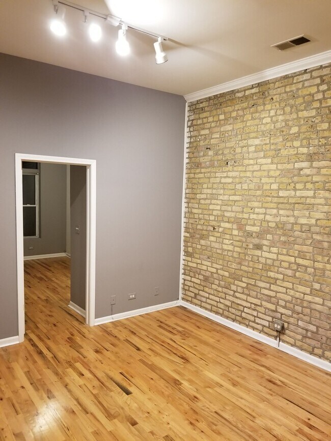Building Photo - 533 N Ashland Ave