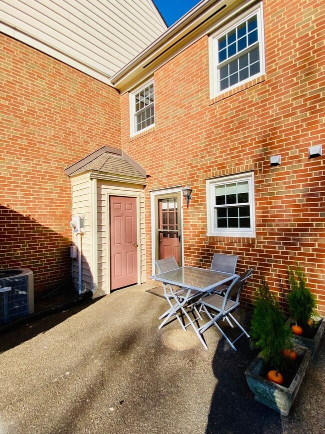 Building Photo - 3810 Hermitage Rd