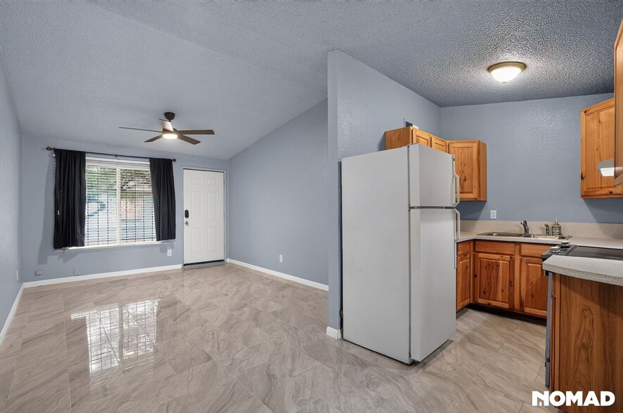 Building Photo - 3645 N 69th Ave