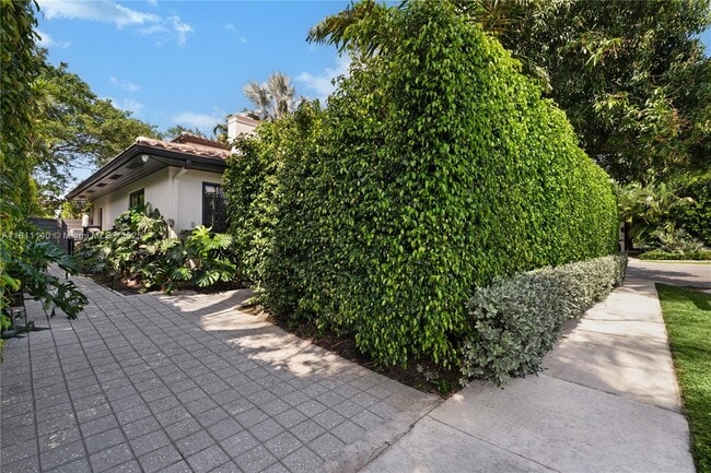 Building Photo - 100 E Dilido Dr