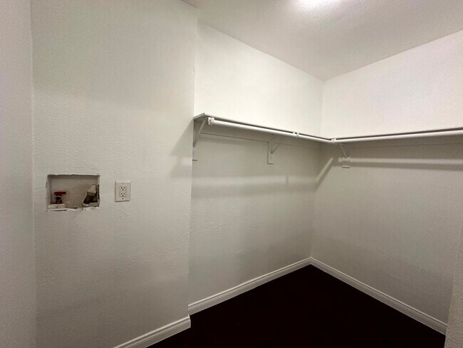Building Photo - Fantastic 1 bed and 1 Bath with balcony an...