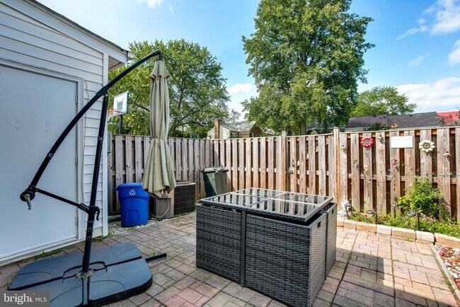 Building Photo - 546 Azalea Dr