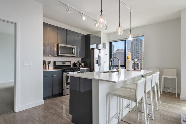 Building Photo - 823 N Clark St