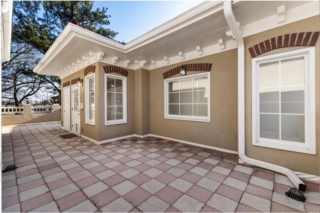 Building Photo - 802 Clifton Heights Ln NE