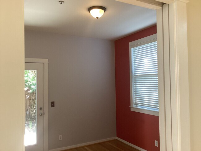 Building Photo - 204 Roosevelt Terrace