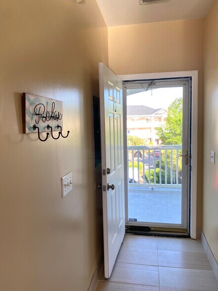 Building Photo - 3947 Gladiola Ct