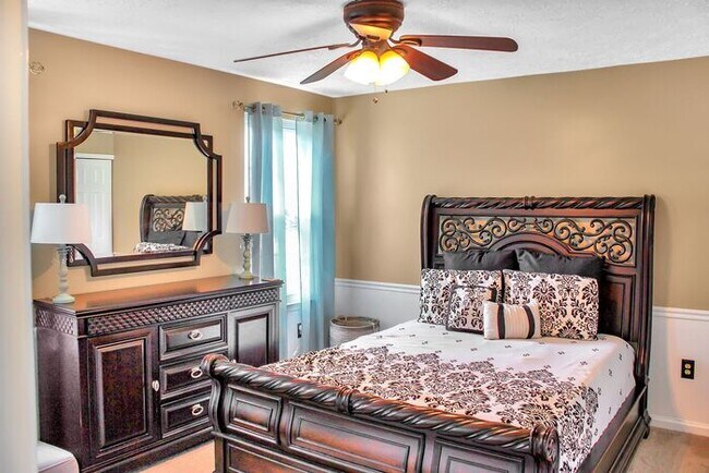 Building Photo - Charming 3-Bedroom, 2.5 Bath SFH with Fron...