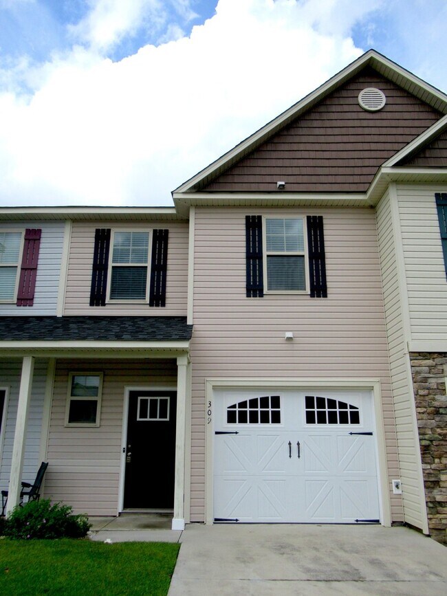 Building Photo - Three Bedroom Townhome in Richlands Close to Everything!!