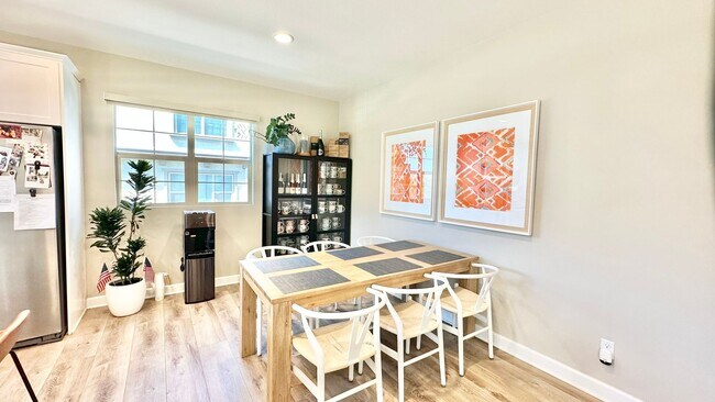 Building Photo - Beautiful "Model" Show Townhome in the Gat...