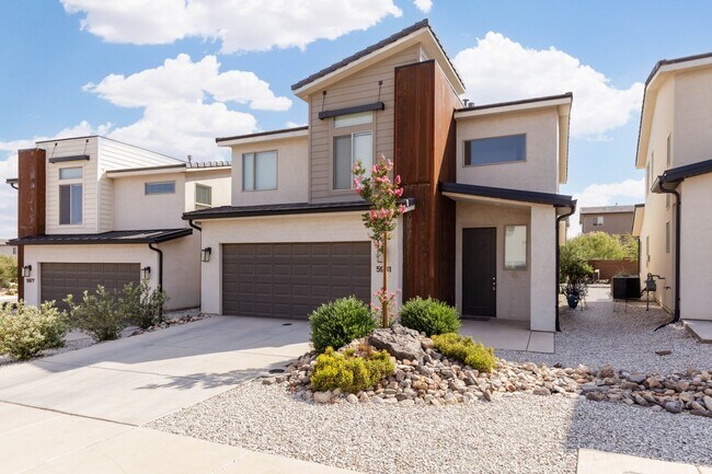 Building Photo - 4 bed | 2.5 bath | 2 car in Desert Canyons
