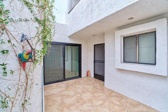 Building Photo - 616 Violeta Dr