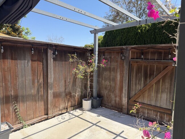 Building Photo - Updated modern townhouse 3 bed 1.5 bath