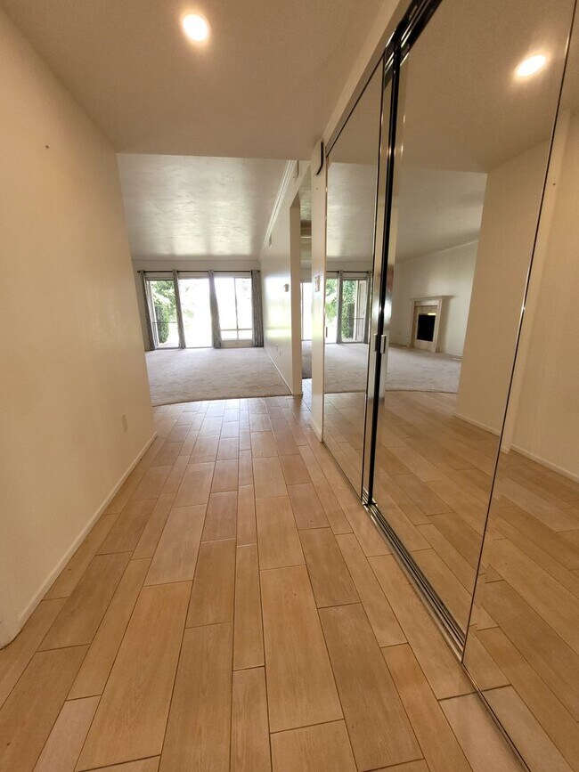 Building Photo - Comfortable Condo overlooking the golf cou...