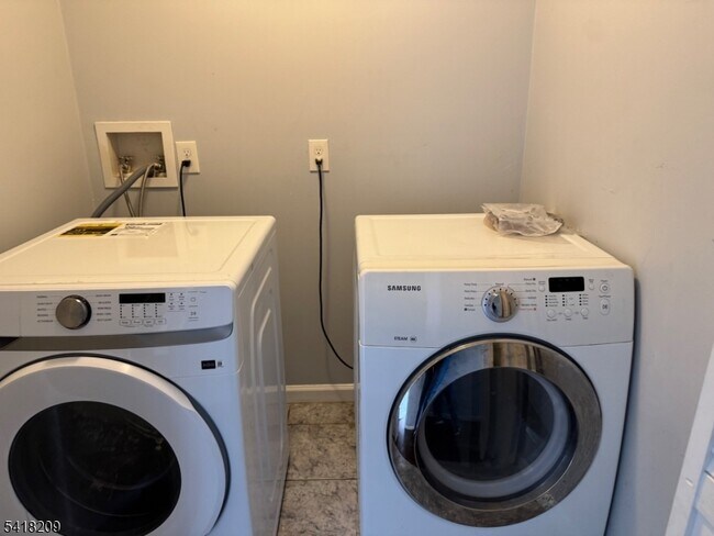 Building Photo - 39 Hedden Terrace